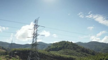 Yayın kulesi havadan görünüyor. Elektrik direği olarak adlandırılan çelik elektrik direği, yüksek voltajlı kabloyu taşımak veya elektrik şebekesi için üst güç hattını desteklemek için çelik yapı çerçevesinden oluşur..