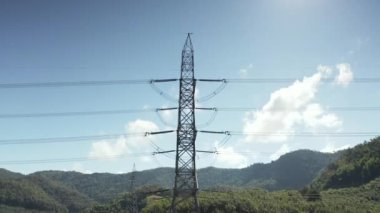 Yayın kulesi havadan görünüyor. Elektrik direği olarak adlandırılan çelik elektrik direği, yüksek voltajlı kabloyu taşımak veya elektrik şebekesi için üst güç hattını desteklemek için çelik yapı çerçevesinden oluşur..