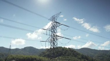 Yayın kulesi havadan görünüyor. Elektrik direği olarak adlandırılan çelik elektrik direği, yüksek voltajlı kabloyu taşımak veya elektrik şebekesi için üst güç hattını desteklemek için çelik yapı çerçevesinden oluşur..