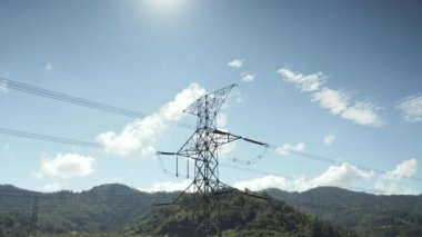 Yayın kulesi havadan görünüyor. Elektrik direği olarak adlandırılan çelik elektrik direği, yüksek voltajlı kabloyu taşımak veya elektrik şebekesi için üst güç hattını desteklemek için çelik yapı çerçevesinden oluşur..