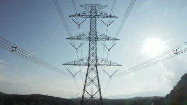 Yayın kulesi havadan görünüyor. Elektrik direği olarak adlandırılan çelik elektrik direği, yüksek voltajlı kabloyu taşımak veya elektrik şebekesi için üst güç hattını desteklemek için çelik yapı çerçevesinden oluşur..