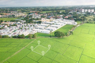 Arazi havadan görünüyor. Mülk için GPS tescil araştırması, harita için gayri menkul, yer ve alan. Konut inşaatı ve geliştirme konsepti. Ayrıca ev, satılık ev, satın alma, satın alma, yatırım.