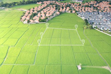 Arazi havadan görünüyor. Mülk için GPS tescil araştırması, harita için gayri menkul, yer ve alan. Konut inşaatı ve geliştirme konsepti. Ayrıca ev, satılık ev, satın alma, satın alma, yatırım.