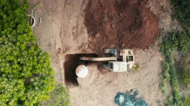 Kazma makinesi ekipmanları ve toprak işleri tepede. Kurak bölgelerdeki derin kuyu, depo ya da su kuyusuna yeraltı suyu için kazma, kazma, kazma, dolgu ve döşeme beton boru ile inşaat.