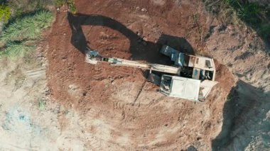 Kazma makinesi ekipmanları ve toprak işleri tepede. Yeraltı suları için kazma, kazma, geri doldurma ve döşeme beton boru ile inşaat derin delik, depo veya su kuyusu.