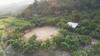 İniş, toprak, hava manzarası. Doğayı, manzarayı, boş ya da boş alanı çevreleyen küçük evleri de içerir. Nan 'da konut inşaatı, satış, satın alma ve yatırım için gayrimenkul.