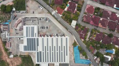 Hava manzaralı alışveriş merkezinin eko binası çatıdaki paneldeki güneş veya fotovoltaik hücreden oluşur. Elektrik enerjisi üretecek, doğrudan elektrik üretecek teknoloji. Gelecek için enerji.