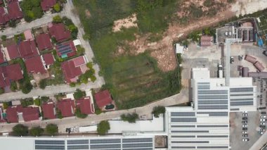 Hava manzaralı alışveriş merkezinin eko binası çatıdaki paneldeki güneş veya fotovoltaik hücreden oluşur. Elektrik enerjisi üretecek, doğrudan elektrik üretecek teknoloji. Gelecek için enerji.