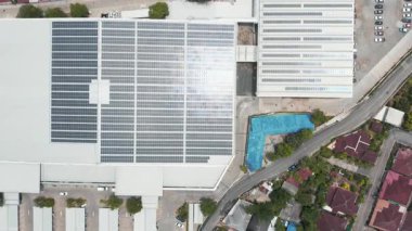 Hava manzaralı alışveriş merkezinin eko binası çatıdaki paneldeki güneş veya fotovoltaik hücreden oluşur. Elektrik enerjisi üretecek, doğrudan elektrik üretecek teknoloji. Gelecek için enerji.