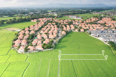 Arazi havadan görünüyor. Harita için boş bölgenin kayıt sembolünü tanımla. Ev, ev ya da konut gibi iş yerleri için gayrimenkul veya mülk. satış, kira, satın alma, satın alma veya yatırım.