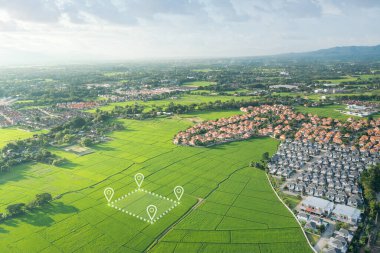 Arazi havadan görünüyor. Harita için boş bölgenin kayıt sembolünü tanımla. Ev, ev ya da konut gibi iş yerleri için gayrimenkul veya mülk. inşaat, geliştirme, satış, kira, satın alma.