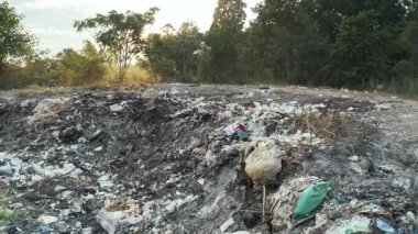 Çöp, yangın ve çöp sahasında duman. Aynı zamanda çöp, çöp, çöp de deniyor. Yanma, ısı ve alevle yıkım. Çevreye etki eder. Hava kirliliği, toksik, felaket ve küresel ısınma