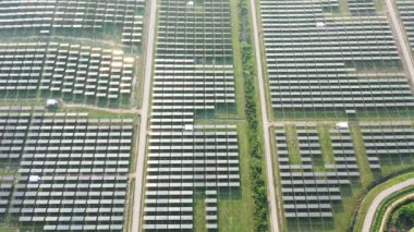 Hava görüntüsündeki güneş çiftliği, alan veya güneş enerjisi santrali panel, manzara ve teknoloji içindeki fotovoltaik hücreden oluşur. Elektrik ve elektrik üretimi endüstrisi. Temiz yeşil enerji doğadan geliyor..