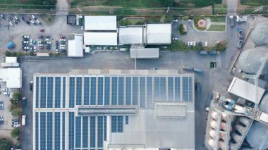 Hava görüntüsündeki yankı binası çatıdaki paneldeki güneş veya fotovoltaik hücreden oluşuyor. Elektrik enerjisi üretme teknolojisi, ışıkla elektrik akımı. Gelecek için yeşil temiz enerji.