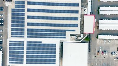 Hava görüntüsündeki yankı binası çatıdaki paneldeki güneş veya fotovoltaik hücreden oluşuyor. Elektrik enerjisi üretme teknolojisi, ışıkla elektrik akımı. Gelecek için yeşil temiz enerji.