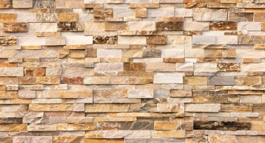 Doğal taş dokusu arka planı. Bej kahverengi renk. Kare dikdörtgen şekli yatay sıra çizgisi şeklinde. Mimari dekorasyon için malzeme, duvar kaplama paneli ön cephe, otel, havuz villası, tatil köyü.