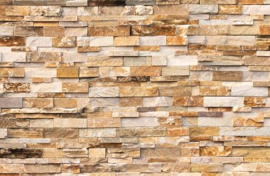 Doğal taş dokusu arka planı. Bej kahverengi renk. Kare dikdörtgen şekli yatay sıra çizgisi şeklinde. Mimari dekorasyon için malzeme, duvar kaplama paneli ön cephe, otel, havuz villası, tatil köyü.