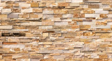 Doğal taş dokusu arka planı. Bej kahverengi renk. Kare dikdörtgen şekli yatay sıra çizgisi şeklinde. Mimari dekorasyon için malzeme, duvar kaplama paneli ön cephe, otel, havuz villası, tatil köyü.