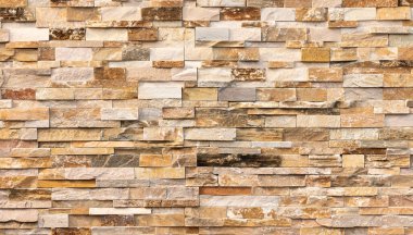 Doğal taş dokusu arka planı. Bej kahverengi renk. Kare dikdörtgen şekli yatay sıra çizgisi şeklinde. Mimari dekorasyon için malzeme, duvar kaplama paneli ön cephe, otel, havuz villası, tatil köyü.