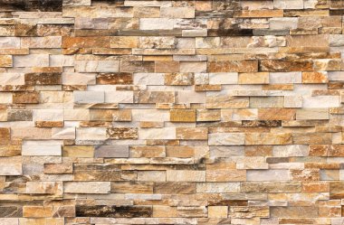 Doğal taş dokusu arka planı. Bej kahverengi renk. Kare dikdörtgen şekli yatay sıra çizgisi şeklinde. Mimari dekorasyon için malzeme, duvar kaplama paneli ön cephe, otel, havuz villası, tatil köyü.