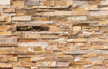 Doğal taş dokusu arka planı. Bej kahverengi renk. Kare dikdörtgen şekli yatay sıra çizgisi şeklinde. Mimari dekorasyon için malzeme, duvar kaplama paneli ön cephe, otel, havuz villası, tatil köyü.
