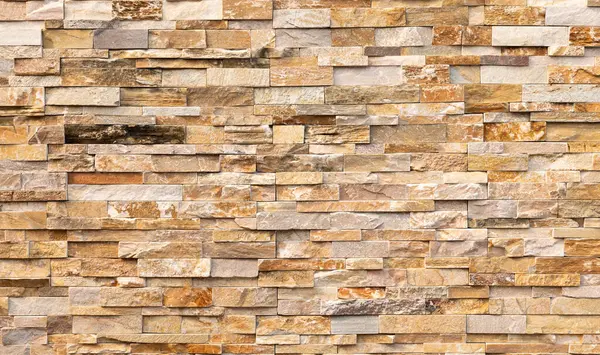 Doğal taş dokusu arka planı. Bej kahverengi renk. Kare dikdörtgen şekli yatay sıra çizgisi şeklinde. Mimari dekorasyon için malzeme, duvar kaplama paneli ön cephe, otel, havuz villası, tatil köyü.