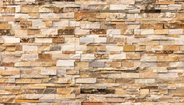 Doğal taş dokusu arka planı. Bej kahverengi renk. Kare dikdörtgen şekli yatay sıra çizgisi şeklinde. Mimari dekorasyon için malzeme, duvar kaplama paneli ön cephe, otel, havuz villası, tatil köyü.