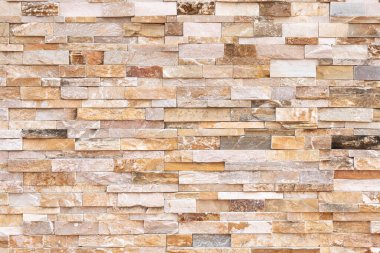 Doğal taş dokusu arka planı. Bej kahverengi renk. Kare dikdörtgen şekli yatay sıra çizgisi şeklinde. Mimari dekorasyon için malzeme, duvar kaplama paneli ön cephe, otel, havuz villası, tatil köyü.