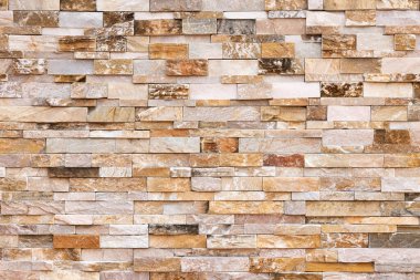 Doğal taş dokusu arka planı. Bej kahverengi renk. Kare dikdörtgen şekli yatay sıra çizgisi şeklinde. Mimari dekorasyon için malzeme, duvar kaplama paneli ön cephe, otel, havuz villası, tatil köyü.