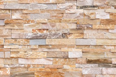 Doğal taş dokusu arka planı. Bej kahverengi renk. Kare dikdörtgen şekli yatay sıra çizgisi şeklinde. Mimari dekorasyon için malzeme, duvar kaplama paneli ön cephe, otel, havuz villası, tatil köyü.