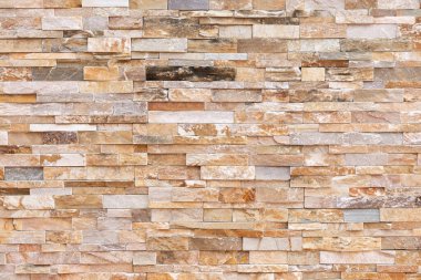 Doğal taş dokusu arka planı. Bej kahverengi renk. Kare dikdörtgen şekli yatay sıra çizgisi şeklinde. Mimari dekorasyon için malzeme, duvar kaplama paneli ön cephe, otel, havuz villası, tatil köyü.