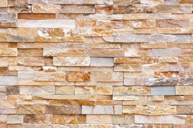 Doğal taş dokusu arka planı. Bej kahverengi renk. Kare dikdörtgen şekli yatay sıra çizgisi şeklinde. Mimari dekorasyon için malzeme, duvar kaplama paneli ön cephe, otel, havuz villası, tatil köyü.
