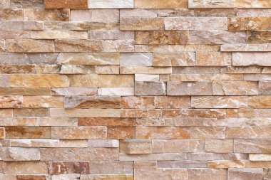 Doğal taş dokusu arka planı. Bej kahverengi renk. Kare dikdörtgen şekli yatay sıra çizgisi şeklinde. Mimari dekorasyon için malzeme, duvar kaplama paneli ön cephe, otel, havuz villası, tatil köyü.