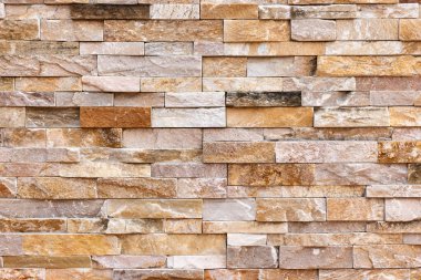 Doğal taş dokusu arka planı. Bej kahverengi renk. Kare dikdörtgen şekli yatay sıra çizgisi şeklinde. Mimari dekorasyon için malzeme, duvar kaplama paneli ön cephe, otel, havuz villası, tatil köyü.