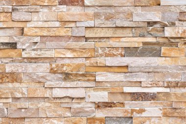 Doğal taş dokusu arka planı. Bej kahverengi renk. Kare dikdörtgen şekli yatay sıra çizgisi şeklinde. Mimari dekorasyon için malzeme, duvar kaplama paneli ön cephe, otel, havuz villası, tatil köyü.