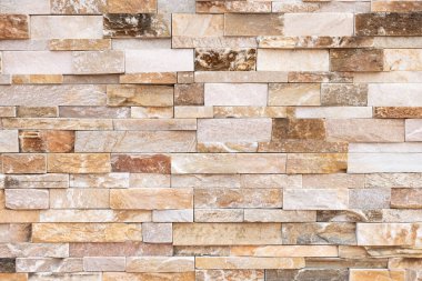 Doğal taş dokusu arka planı. Bej kahverengi renk. Kare dikdörtgen şekli yatay sıra çizgisi şeklinde. Mimari dekorasyon için malzeme, duvar kaplama paneli ön cephe, otel, havuz villası, tatil köyü.