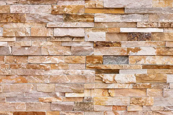 Doğal taş dokusu arka planı. Bej kahverengi renk. Kare dikdörtgen şekli yatay sıra çizgisi şeklinde. Mimari dekorasyon için malzeme, duvar kaplama paneli ön cephe, otel, havuz villası, tatil köyü.