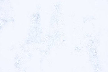 Beton duvardaki kaygan ceketin dokusu pürüzsüz olsun diye. Tamir için beyaz bileşik harç malzemesi yapıştırmak ya da uygulamak için inşaat işi, inşaatçı profesyonelin geliştirmesi.
