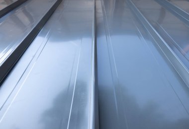Bakış açısına göre koyu gri metal levha. İnşaat malzemesi sağlam duvar ve çatı için düz ve londan oluşuyor. Yeni temiz ve parlak yüzey.