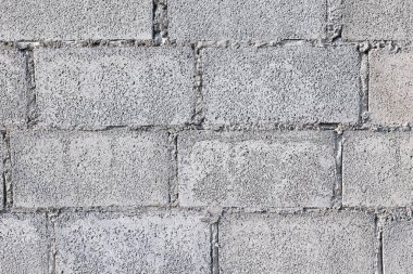 Beton blok duvar arkaplan yatay bileşimi kaba yüzey dokusu çimento ve çakıldan oluşur. İnşaat çalışmalarında sıralı dizilmiş dikdörtgen şekilli taş kalıpları.