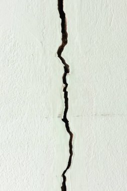 Büyük bir çatlak ya da beton duvarda hasar. Düşük kalite beton, eski, yıpranmış ya da deprem kaynaklı bir sorun. Düz pürüzsüz olması için epoksi dolgusu tarafından onarılması gerekiyor.