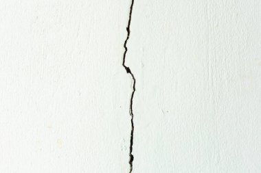 Büyük bir çatlak ya da beton duvarda hasar. Düşük kalite beton, eski, yıpranmış ya da deprem kaynaklı bir sorun. Düz pürüzsüz olması için epoksi dolgusu tarafından onarılması gerekiyor.
