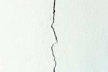 Büyük bir çatlak ya da beton duvarda hasar. Düşük kalite beton, eski, yıpranmış ya da deprem kaynaklı bir sorun. Düz pürüzsüz olması için epoksi dolgusu tarafından onarılması gerekiyor.