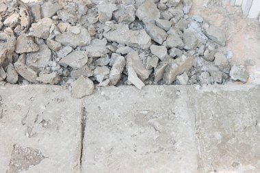 Duvarı kazıyın ya da kırın, döşemeyi yıkın. Tuvaletin içindeki kiremit ve beton zemini sökmek için çekiç ya da döşeme döşemesi için tekrar çekiç çalın..