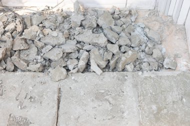Kalite kontrol nedeniyle yeniden inşa ya da döşeme döşemesi için çekiç soyarak tuvalet banyosunun içindeki kiremit ve beton döşemeyi yıkmak için betonu kapatın..