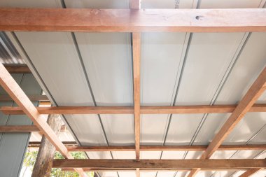 İnşaat halindeki çatı, perspektif görünümünde ahşap çerçeve yapısı üzerine metal levha kurulumundan oluşur. Eğim hem purlin, kiriş, çivili kiriş ve kapak ev inşaatı için sütun.