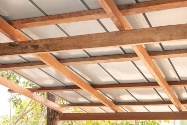 İnşaat halindeki çatı, perspektif görünümünde ahşap çerçeve yapısı üzerine metal levha kurulumundan oluşur. Eğim hem purlin, kiriş, çivili kiriş ve kapak ev inşaatı için sütun.