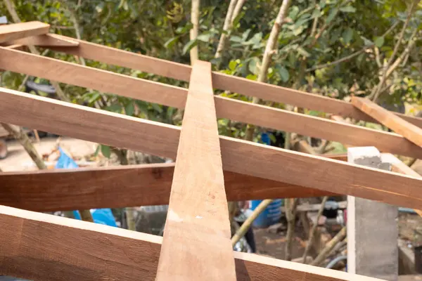 Çatı inşaatı için inşa edilen ahşap yapı iskeleti üyelerden oluşur. purlins, kiriş, damızlık kiriş, çatı katmanı için kral direği ve sütun eğimli.