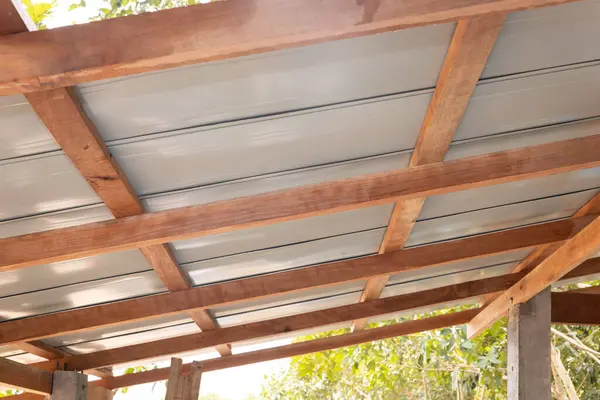 İnşaat halindeki çatı, perspektif görünümünde ahşap çerçeve yapısı üzerine metal levha kurulumundan oluşur. Eğim hem purlin, kiriş, çivili kiriş ve kapak ev inşaatı için sütun.