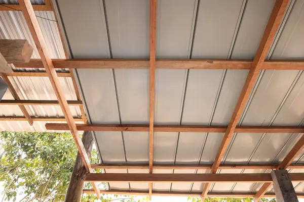 En altta inşaat halindeki çatı, ahşap çerçeve yapısı üzerine metal levha kurulumundan oluşuyor. Alış veriş merkezi, kiriş, çivili kiriş ve kapak ev inşaatı için sütun..